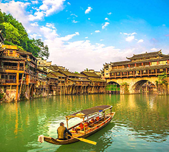 雙湖風情～湖北黃鶴樓、湖南岳陽樓、仙境張家界、雙棲鳳凰、夢裡水鄉、VIP三排椅8日【無自費】