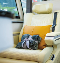 Customized pillow  and blanket 
Wrap you tenderly, take a break 
and let’s move forward